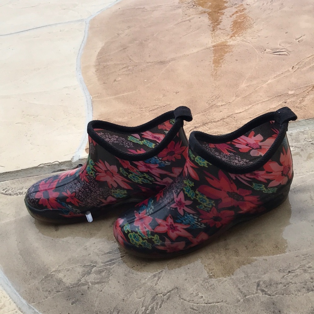 Floral Waterproof Women's Short Rain Boots - Black/Red